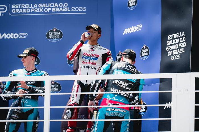 Pembalap Indonesia, Veda Ega Pratama, memilih tak ikut semburkan sampanye di podium Moto3 Brasil 2026 di Sirkuit Ayrton Senna, Goiania, Brasil, Minggu (22/3/2026).