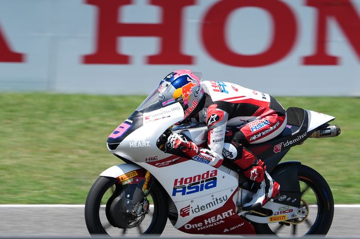 Pembalap Indonesia, Veda Ega Pratama (Honda Team Asia) saat tampil pada salah satu sesi Moto3 Brasil 2026 di Sirkuit Ayrton Senna, Goiania, Brasil, Sabtu (21/3/2026).
