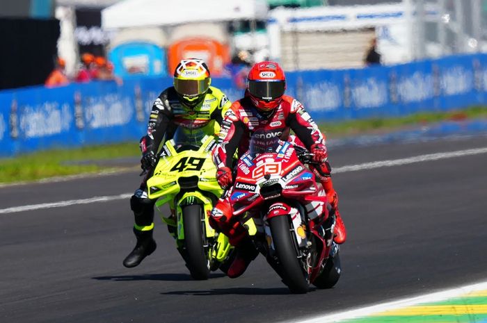 Duel pebalap Ducati Marc Marquez (kanan) dan Fabio Di Giannantonio dari VR46 Racing Team (kiri) pada MotoGP Brasil 2026, Minggu (22/3/2026).