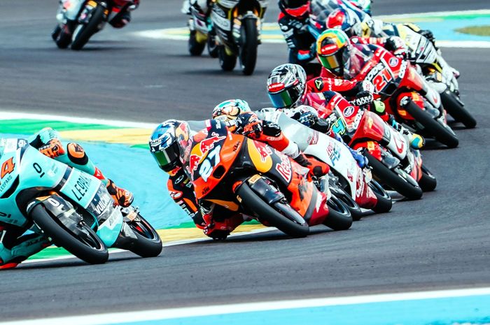 Pembalap Rico Salmela dan Veda Ega Pratama dalam balapan Moto3 Brasil 2026.