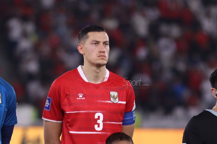 Jay Idzes sedang bersiap jelang bertanding membela Timnas Indonesia di Stadion Utama Gelora Bung Karno, Senayan, Jakarta, Jumat (27/3/2026).