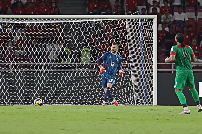 Kiper Timnas Indonesia Maarten Paes (kiri) menjadi pelapis saat Ajax melawan SC Heerenven.