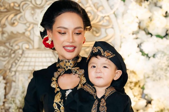 Erica Carlina gelar tedak siten anak semata wayangnya, Andrew Raxy Neil.
