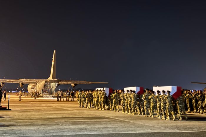 Tiga peti jenazah prajurit TNI yang gugur dalam misi perdamaian dunia di Lebanon Selatan di Bandara Soekarno Hatta, Tangerang, Sabtu (4/4/2026). 