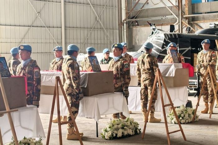 Upacara pelepasan dan penghormatan jenazah ketiga personel penjaga perdamaian Indonesia yang tergabung dalam misi United Nations Interim Force in Lebanon (UNIFIL) dilaksanakan di Bandara Internasional Rafic Hariri, Beirut, Lebanon pada Kamis (2/4/2026). 