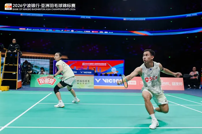 Ganda campuran Thailand, Dechapol Puavaranukroh (kanan)/Supisarra Paewsampran, terpaksa mundur ketika sudah berjuang habis-habisan untuk lolos ke final Kejuaraan Asia 2026.