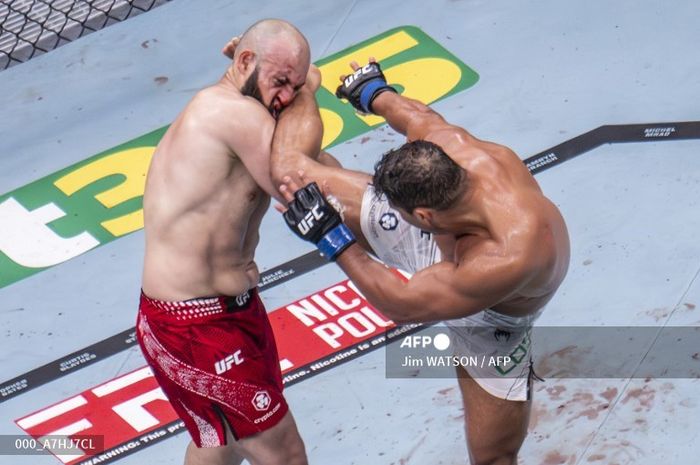 Carlos Ulberg KOs Jiri Prochazka to Win UFC 327 Light Heavyweight Title
