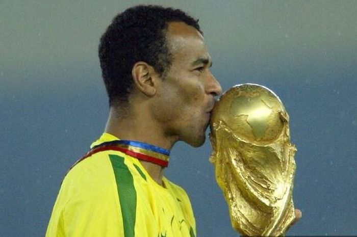 Cafu menjadi kapten Timnas Brasil saat menjadi juara Piala Dunia 2002.