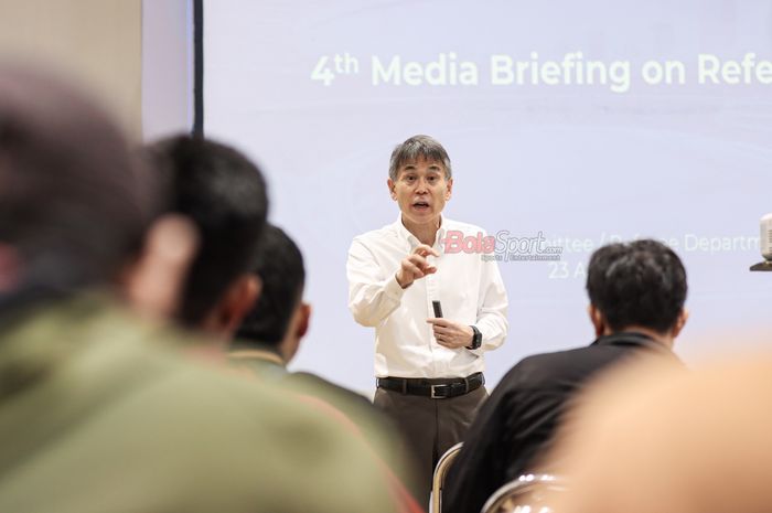 Ketua Komite Wasit PSSI, Yoshimi Ogawa, sedang memberikan keterangan kepada awak media di Sekretariat PSSI Pers, GBK Arena, Senayan, Jakarta, Kamis (23/4/2026).