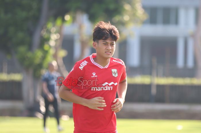 Pemain Timnas U-17 Indonesia, Mierza Firjatullah, sedang berlatih di Lapangan A, Senayan, Jakarta, Jumat (24/4/2026).