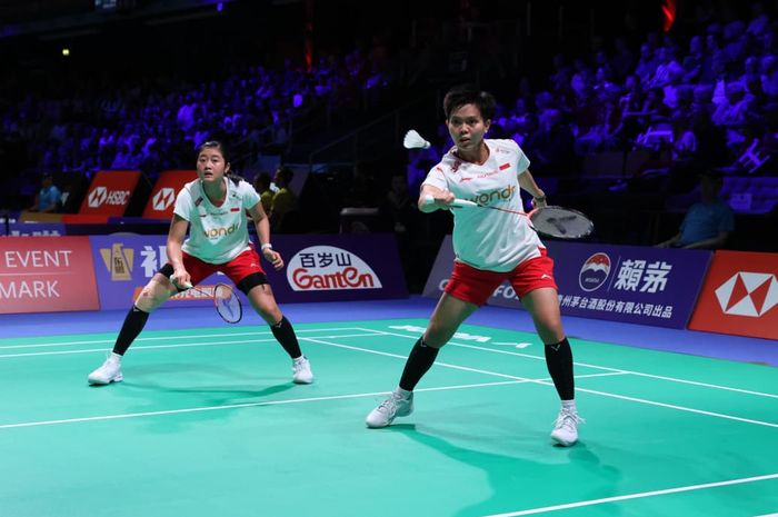 Pasangan ganda putri Indonesia, Amallia Cahaya Pratiwi/Siti Fadia Silva Ramadhanti, pada partai keempat Uber Cup 2026 melawan Australia di Forum Horsens, Denmark, Minggu (26/4/2026).