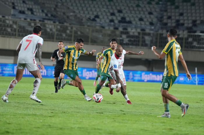 Suasana pertandingan antara PSBS Biak vs Malut United di Stadion Maguwoharjo, Sleman, Yogyakarta pada Selasa (28/4/2026).