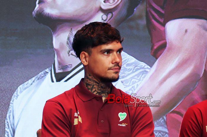 Pemain Timnas Indonesia Shane Pattinama menyampaikan pernyataan kepada awak media di XXI Plaza Senayan, Jakarta, Rabu (29/4/2026).
