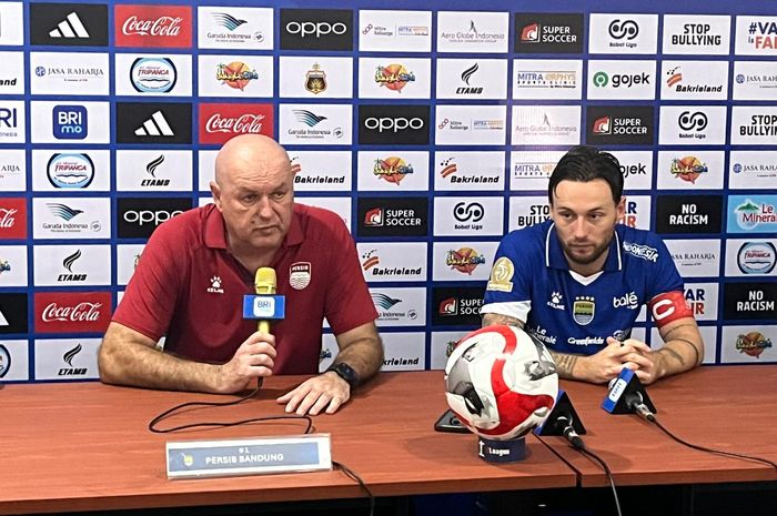 Kapten Persib, Marc Klok (kanan) dituduh menjadi pelaku tindakan rasisme kepada pemain Bhayangkara FC