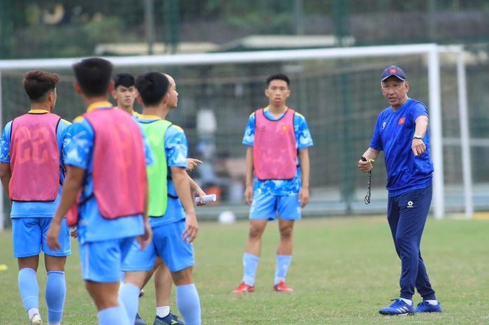 Timnas U-20 Vietnam menjalani sesi latihan dipimpin oleh pelatih asal Jepang, Yutaka Ikeuchi (kanan).