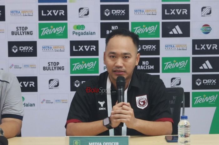CEO Garudayaksa FC, Muhamad Reza Anugerah (M. Reza Anugerah), sedang memberikan keterangan kepada awak media di Stadion Pakansari, Bogor, Jawa Barat, Sabtu  (2/5/2026).