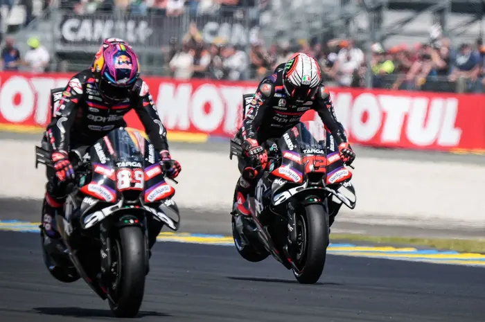 Jorge Martin dan Marco Pizzicchi dari tim Aprilia Racing tampil saat sesi latihan bebas kejuaraan MotoGP Prancis di Sirkuit Bugatti, Le Mans, Prancis, 8 Mei 2026.