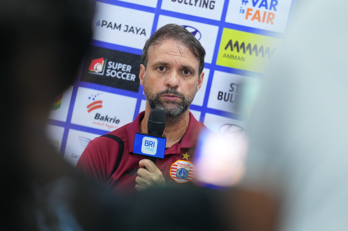 Pelatih Persija Jakarta Mauricio Souza tidak puas dengan kepeminpinan wasit saat melawan Persib Bandung