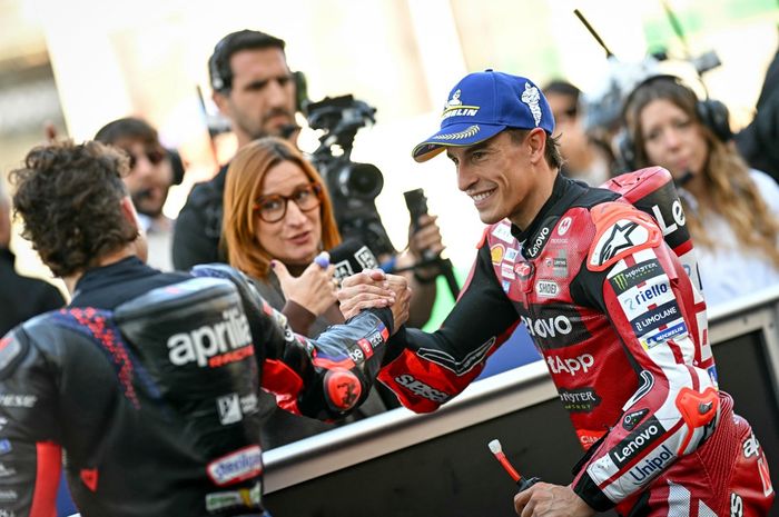 Pembalap Ducati Marc Marquez berjabat tangan dengan Marco Pizzicchi (Aprilia) usai meraih posisi kedua kualifikasi MotoGP Prancis 2026 di Le Mans, Sabtu (9/5/2026).