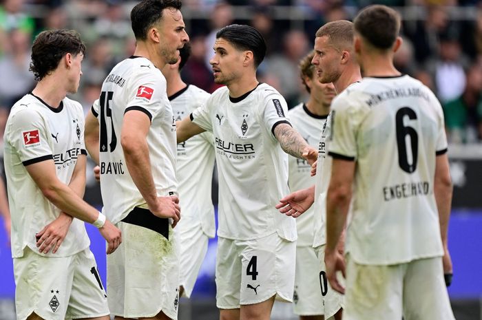 Bek timnas Indonesia, Kevin Diks (tengah), tampil sebagai kapten Borussia Moenchengladbach di DFB Pokal.