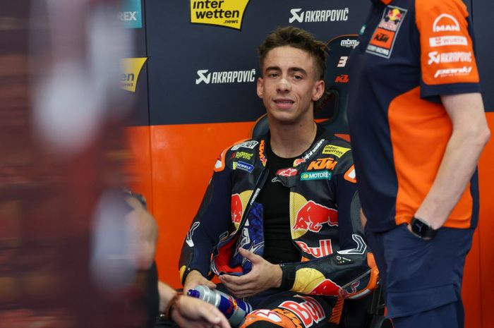 Reaksi pebalap Red Bull KTM Pedro Acosta di garasi usai kecelakaan dengan Alex Marquez (Gresini) pada Reli MotoGP Catalunya 2026 di Sirkuit de Barcelona-Catalunya, Minggu (17/5/2026).