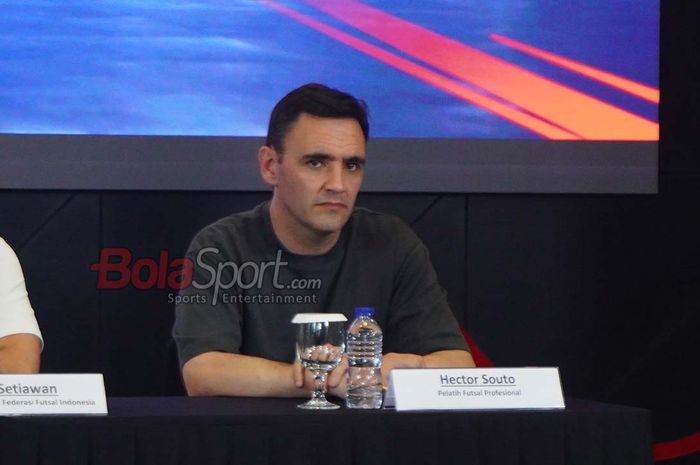 Pelatih Timnas Futsal Indonesia, Hector Souto, sedang memberikan keterangan kepada awak media di Kawasan Jakarta, 29 Mei 2026.