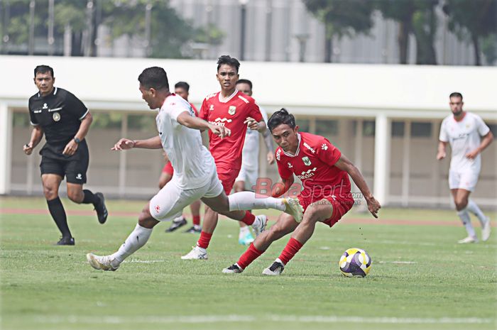 Rayhan Hannan (kanan) Mat Baker (Mathew Baker) sedang menjalani sesi gim internal Timnas Indonesia di Stadion Madya, Senayan, Jakarta, Sabtu (30/5/2026).
