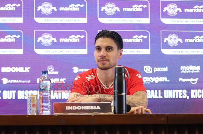 Pemain Timnas Indonesia, Kevin Diks, sedang memberikan keterangan kepada awak media di Media Center Stadion Utama Gelora Bung Karno, Senayan, Jakarta, Kamis (4/6/2026).