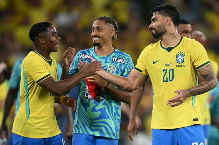 Kiri ke kanan: Endrick, Raphinha, dan Lucas Paqueta merayakan kemenangan timnas Brasil atas Panama dalam laga uji coba di Stadion Maracana (31/5/2026).