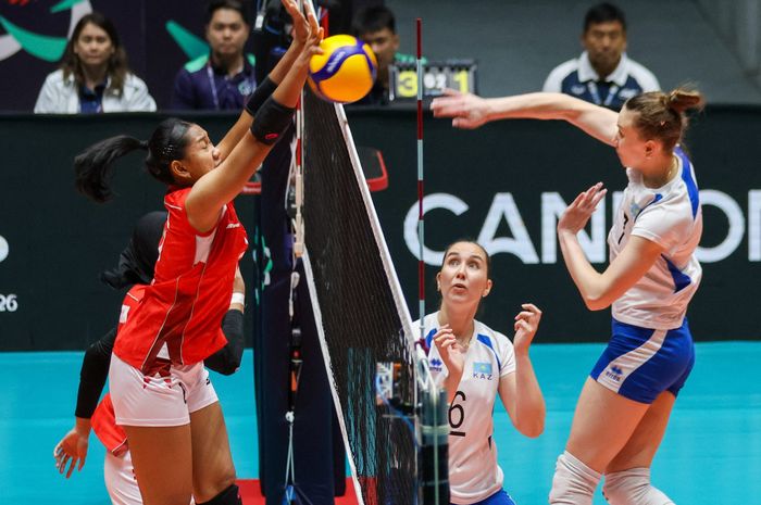 Middle blocker timnas voli putri Indonesia, Maradanti Namira Tegariani, berupaya menghalau spike dari pemain Kazakhstan, Yuliya Fomenko, dalam laga penyisihan grup AVC Cup 2026 di Ilicos Sur, Filipina, 7 Juni 2026.