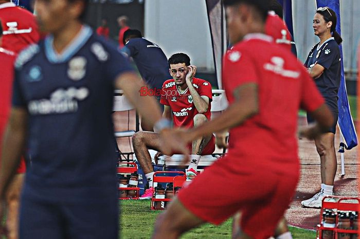 Justin Hubner terlihat berlatih terpisah bersama timnas Indonesia di Stadion Madia, Senayan, Jakarta, Minggu (6/7/2026).