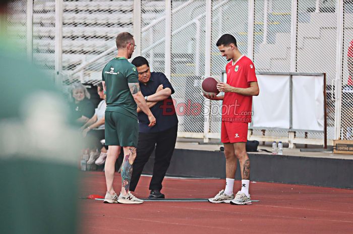 Ketua Umum PSSI Erik Tohir (tengah) memantau kondisi Justin Hübner yang berlatih terpisah bersama timnas Indonesia di Stadion Madia, Senayan, Jakarta, Senin (6/8/2026).