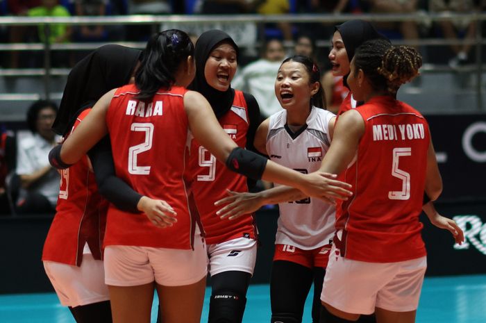 Pemain tim voli putri Indonesia pada laga perebutan peringkat kelima Piala AVC 2026 melawan Australia di Candon, Filipina, 14 Juni 2026