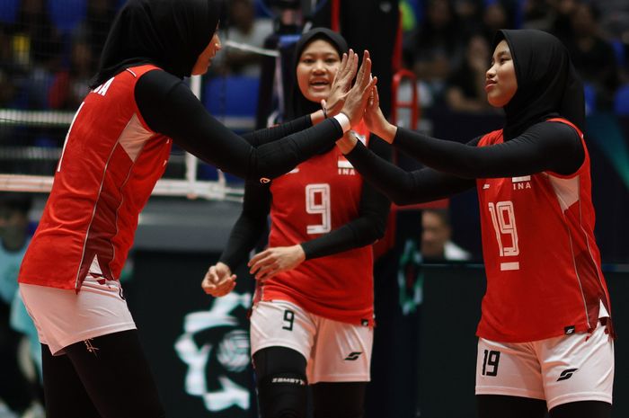 (Ki-Ka) Chelsa Berliana Nurtomo, Arsela Nuari Purnama, Tisya Amallya Putri saat memperkuat Timnas voli putri Indonesia dalam laga perebutan peringkat kelima AVC Cup 2026 di Candon, Filipina, 14 Juni 2026.