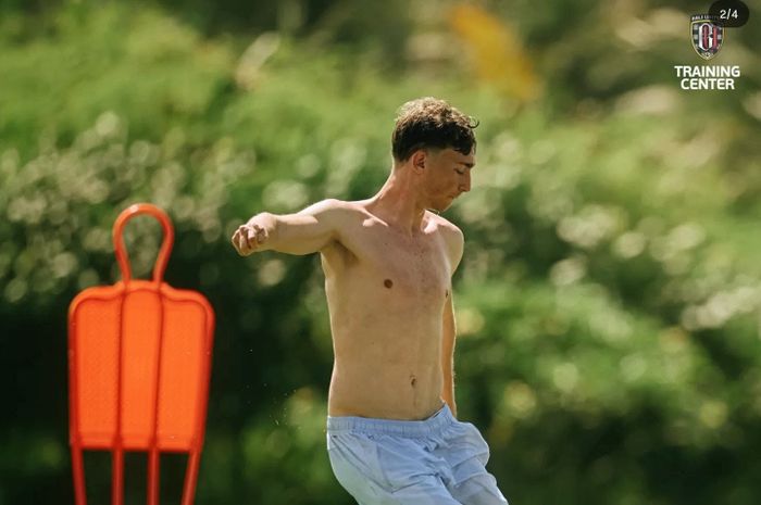 Pemain Real Madrid, Dean Huijsen, menjalani latihan di Bali United Training Center. 