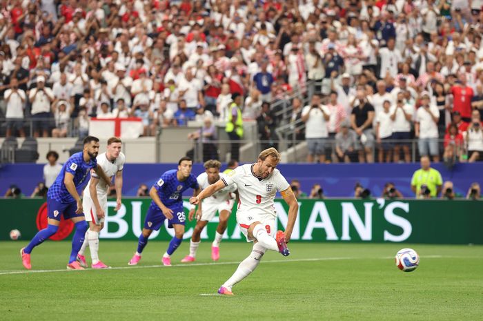 Bomber Timnas Inggris Harry Kane mencetak gol tendangan penalti dalam pertandingan melawan Timnas Kroasia di Grup L Piala Dunia 2026.