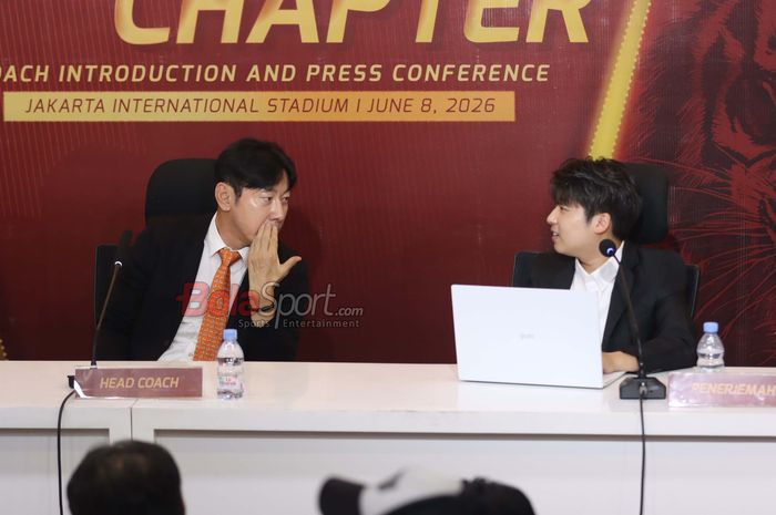 Pelatih baru Persija Jakarta, Shin Tae-yung (kiri) dan penerjemah Jeong Seok-seo yang akrab disapa Jeje saat jumpa pers di Jakarta International Stadium (JIS), Jakarta Utara, 8 Juni 2026.