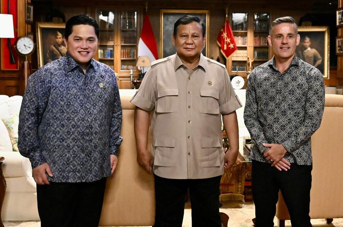 Presiden Prabowo bertemu dengan Eric Thohir dan pelatih timnas Indonesia John Herdman
