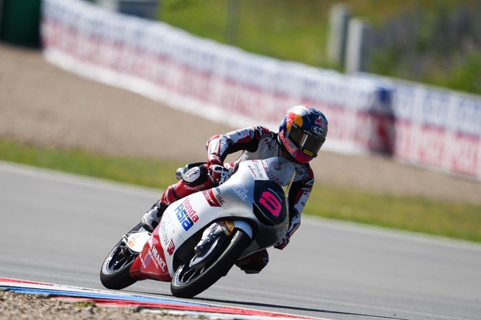 Pebalap Honda Team Asia Vida Ija Pratama mengendarai sepeda motornya saat tampil di latihan bebas Ceko untuk balapan Moto3 di Sirkuit Brno, Republik Ceko, 19 Juni 2026.