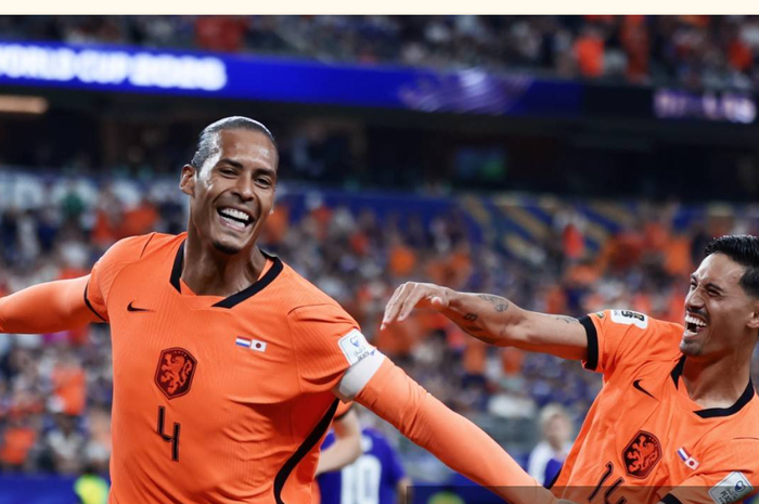 Virgil van Dijk (kiri) merayakan gol Timnas Belanda ke gawang Jepang pada laga penyisihan grup Piala Dunia 2026 di Stadion Dallas (14/6/2026).