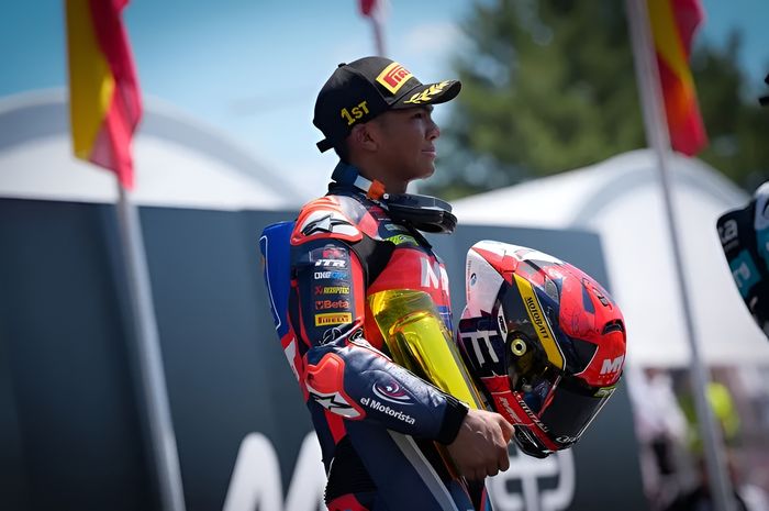 Pembalap Malaysia Hakeem Danish berdiri di podium kemenangan balapan Moto3 Ceko 2026 di Sirkuit Brno Republik Ceko, Minggu (21/6/2026).