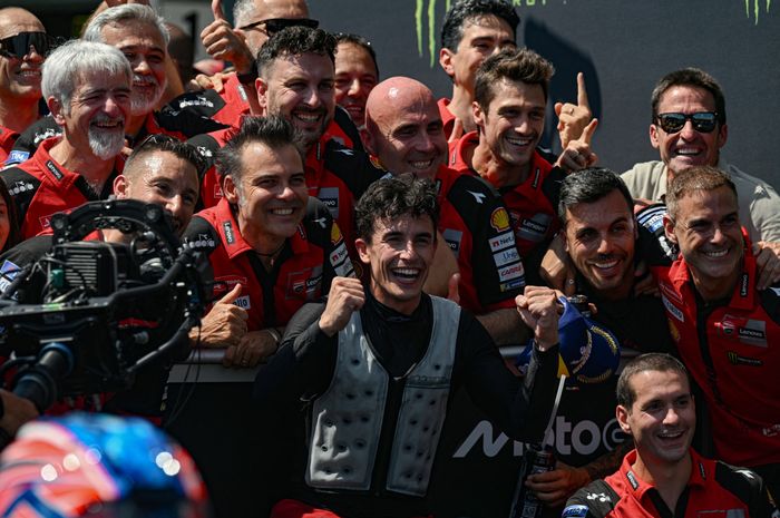Pembalap Ducati Lenovo, Marc Marquez, merayakan kemenangan bersama timnya pada balapan MotoGP Ceko 2026 di sirkuit Brno, Minggu (21/6/2026).