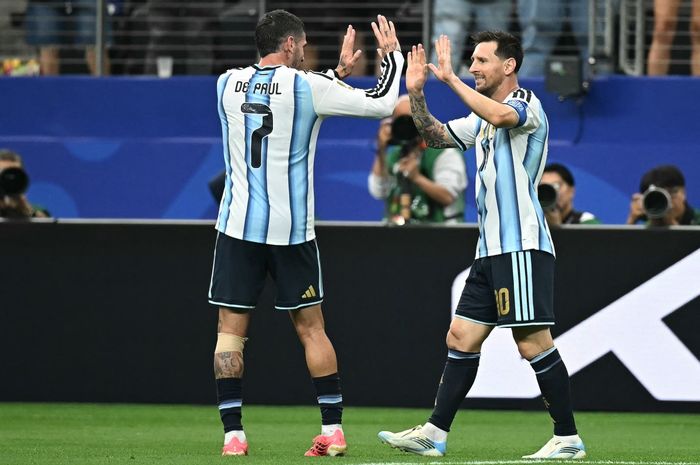 Lionel Messi merayakan golnya bersama Rodrigo De Paul saat laga Argentina melawan Austria dalam duel penyisihan grup Piala Dunia 2026 di Arlington, Texas (22/6/2026).