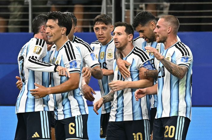 Lionel Messi (tengah) mengantarkan Timnas Argentina melaju ke babak 32 besar Piala Dunia 2026 usai mengalahkan Timnas Austria, Selasa (23/6/2026) di Indonesia bagian barat.