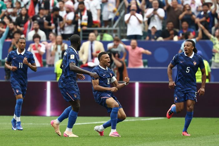 Kylian Mbappe (tengah) merayakan golnya untuk timnas Prancis ke gawang Irak pada laga penyisihan grup Piala Dunia 2026 di Philadelphia (22/6/2026).