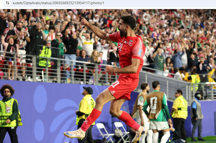 Nizar Al-Rashdan melakukan selebrasi usai mencetak gol ke gawang Aljazair di Piala Dunia 2026, Selasa (23/6/2026).