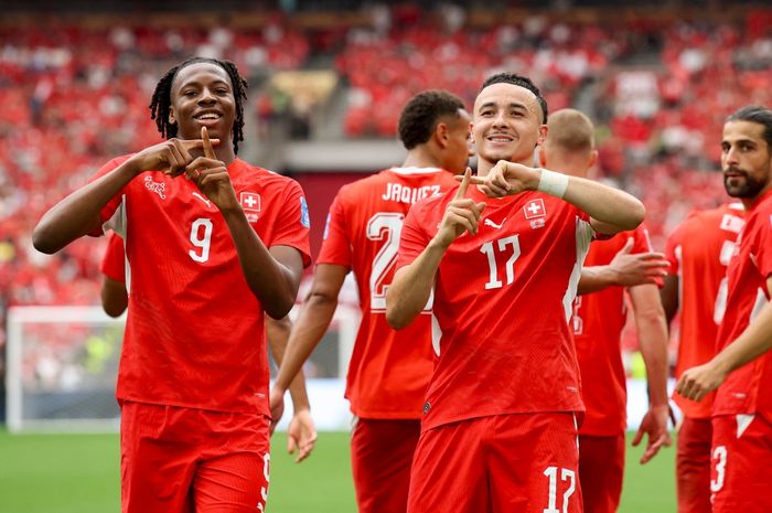 Johan Manzami (kiri) dan Ruben Vargas merayakan gol Swiss ke gawang Kanada pada laga penyisihan grup Piala Dunia 2026 di BC Place, Vancouver (24/6/2026).