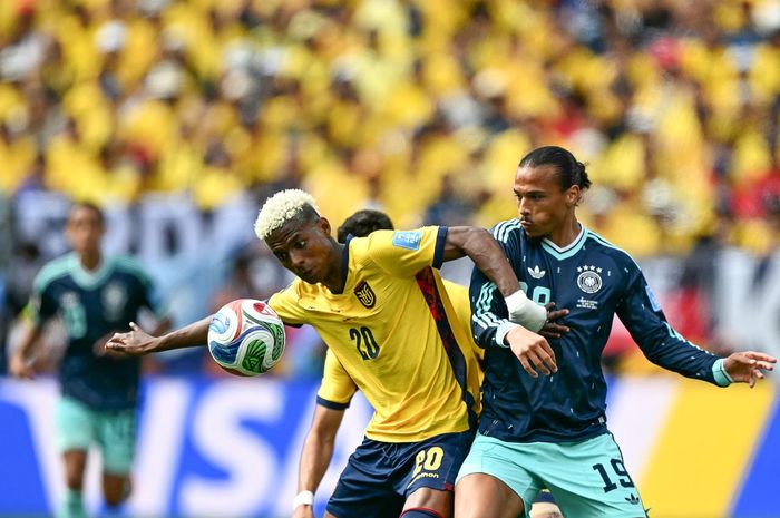 Pemain nomor 20 Ekuador, Nelson Angulo, dan pemain nomor 19 Jerman, Leroy Sane, berebut bola pada pertandingan sepak bola Grup E Piala Dunia 2026 antara Ekuador melawan Jerman di Stadion New York/New Jersey East Rutherford, Kamis (25/6/2026) pagi di wilayah barat Indonesia.