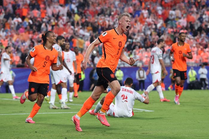 Bek Timnas Belanda, Jan-Paul van Hecke, merayakan golnya ke gawang Tunisia yang membuat skor menjadi 3-1 pada laga final Grup F Piala Dunia 2026, Jumat pagi (26/6/2026) waktu Indonesia Barat.