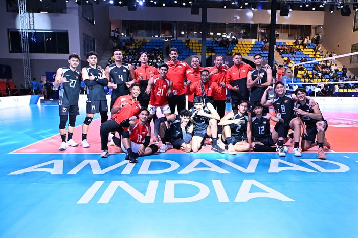Para pemain dan ofisial timnas voli Indonesia berpose usai kemenangan atas Oman pada babak penyisihan grup Piala AVC 2026 di Amdavad, India, 27 Juni 2026.
